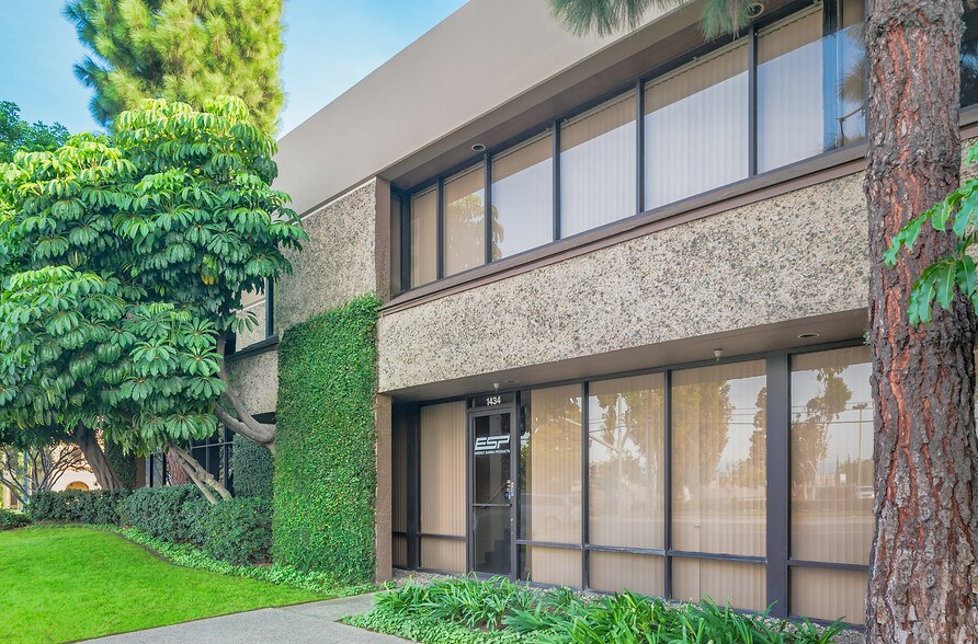 More Photos Of 1434-1440 W Taft Ave, Orange Light Distribution For Lease