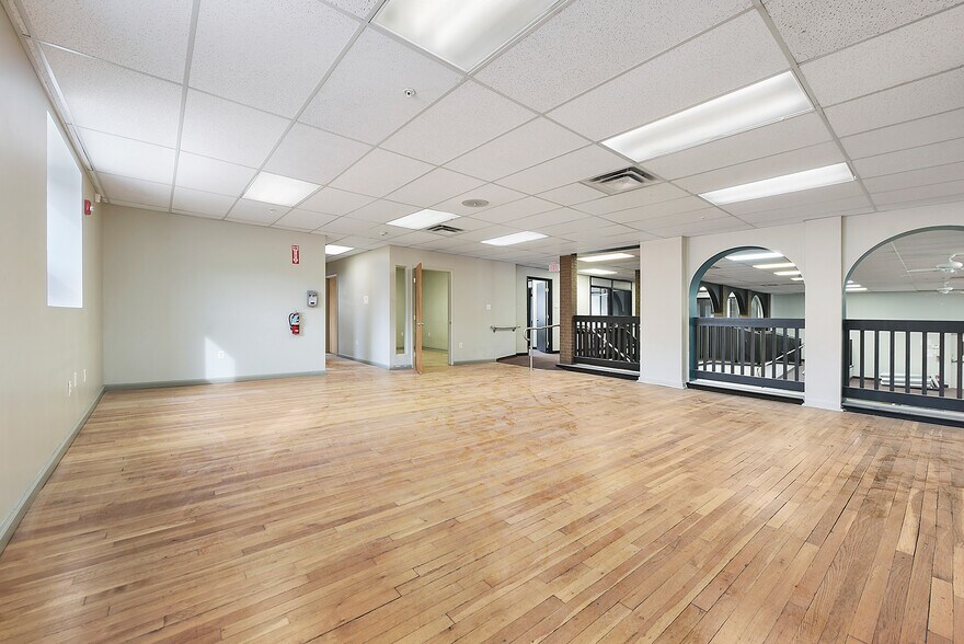 More Photos Of 4749 Baum Blvd, Pittsburgh Showroom For Lease