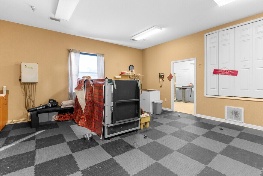 More Photos Of 7044 Commercial Way, Weeki Wachee Office For Sale