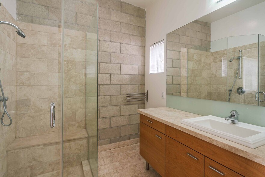 More Photos Of 717 N Highland Ave, Los Angeles Flex For Sale