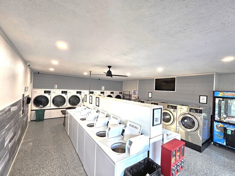 More Photos Of 512 W Egyptian Ave, Christopher Bar For Sale