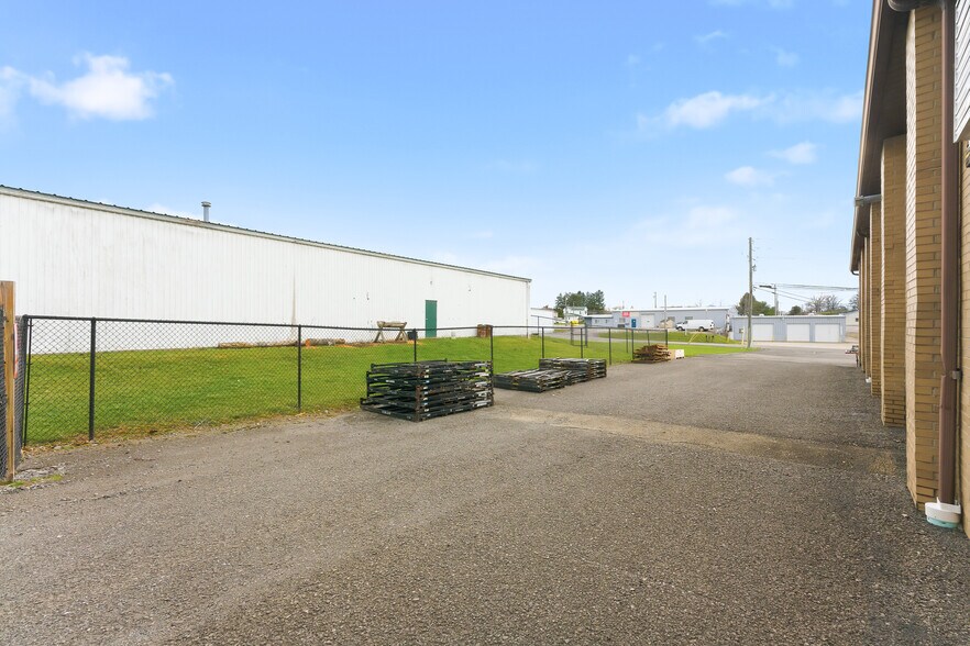 More Photos Of 1117 Willow Dr, Waynesburg Warehouse For Sale