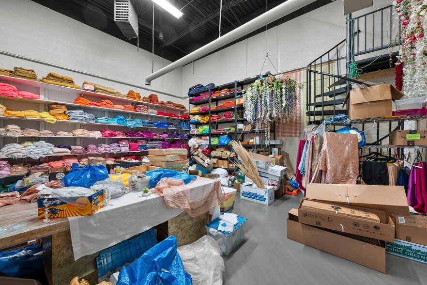 More Photos Of 8480-8486 Tyco Rd, Vienna Showroom For Lease