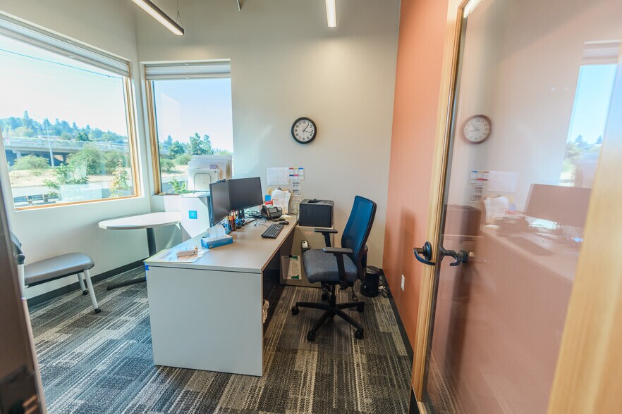 More Photos Of 33 Nichols Pkwy, Hood River Medical For Lease