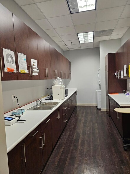 More Photos Of 121 Tom Hill Sr Blvd, Macon-Bibb Storefront Retail Office For Lease