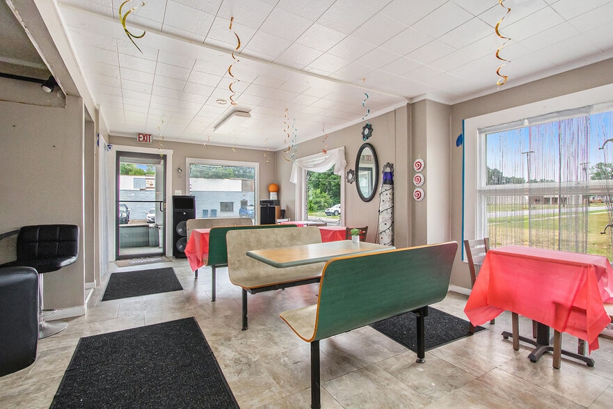More Photos Of 952 Pipestone St, Benton Harbor General Retail For Sale