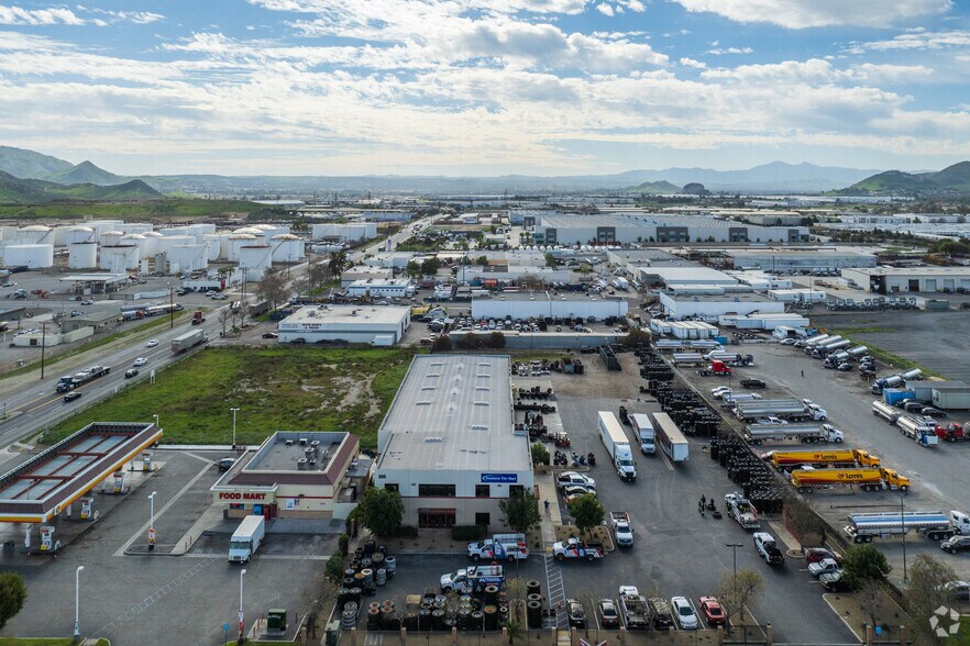More Photos Of 205 W Slover Ave, Bloomington Warehouse For Lease