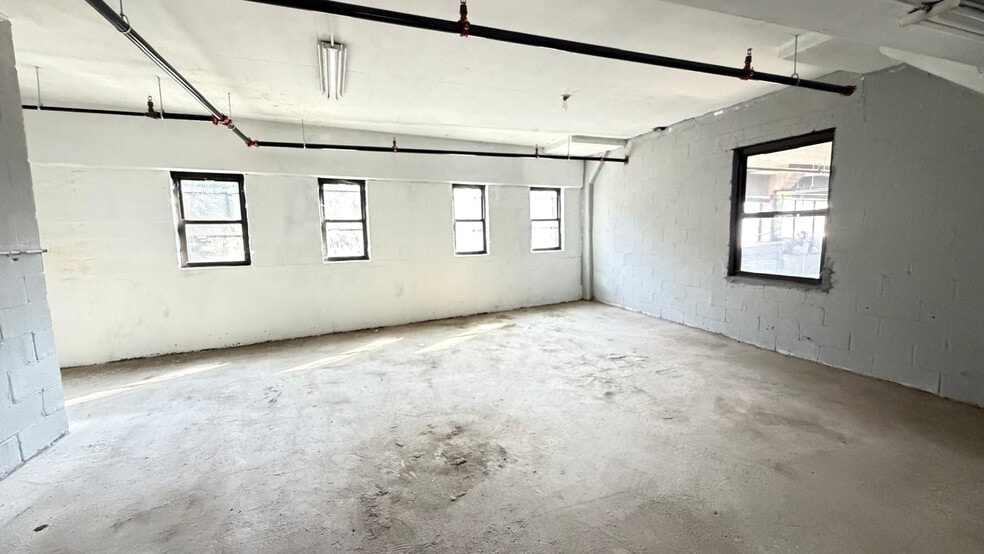 More Photos Of 815 E 135th St, Bronx Warehouse For Lease