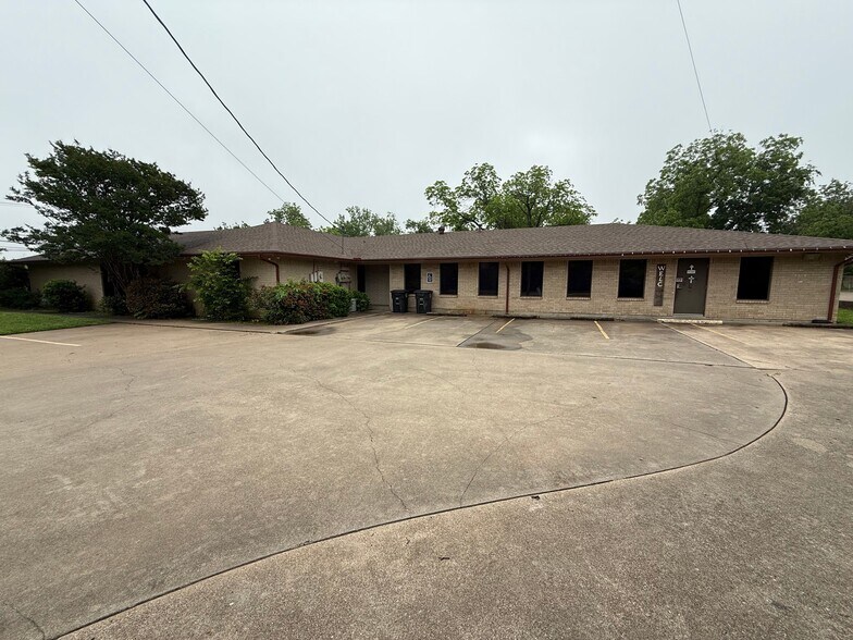 Primary Photo Of 907 N Granbury St, Cleburne Office For Lease