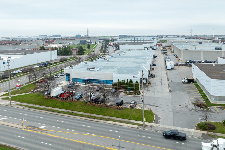 More Photos Of 425 Superior Blvd, Mississauga Warehouse For Lease