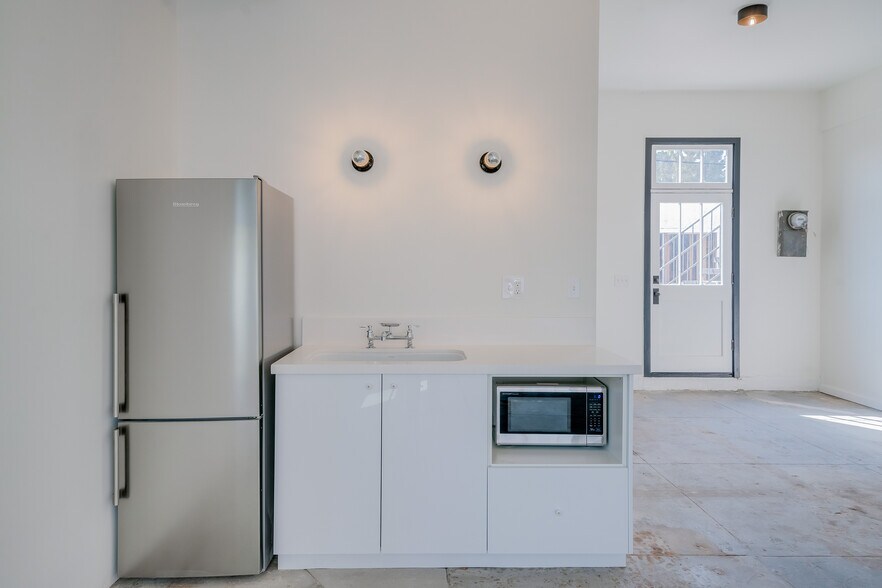 More Photos Of 6012 York Blvd, Los Angeles Office For Lease