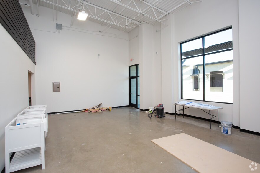 More Photos Of 2307 Thornton Rd, Austin Flex For Lease