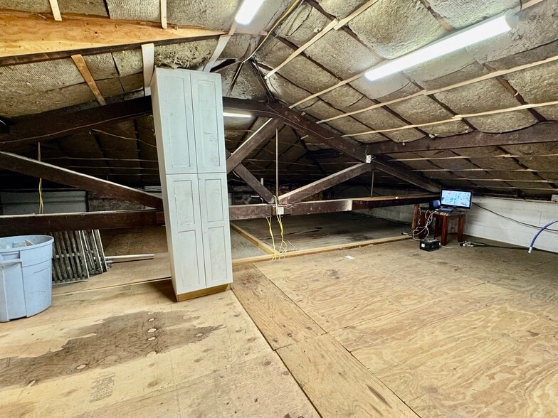 More Photos Of 264 Vauxhall St, New London Warehouse For Sale