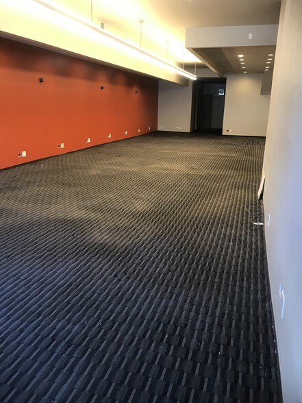 More Photos Of 421 W North Ave, Chicago Storefront Retail Office For Lease