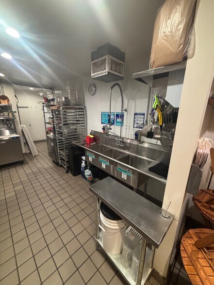 More Photos Of 1301 Ocean Front, Venice Storefront For Lease