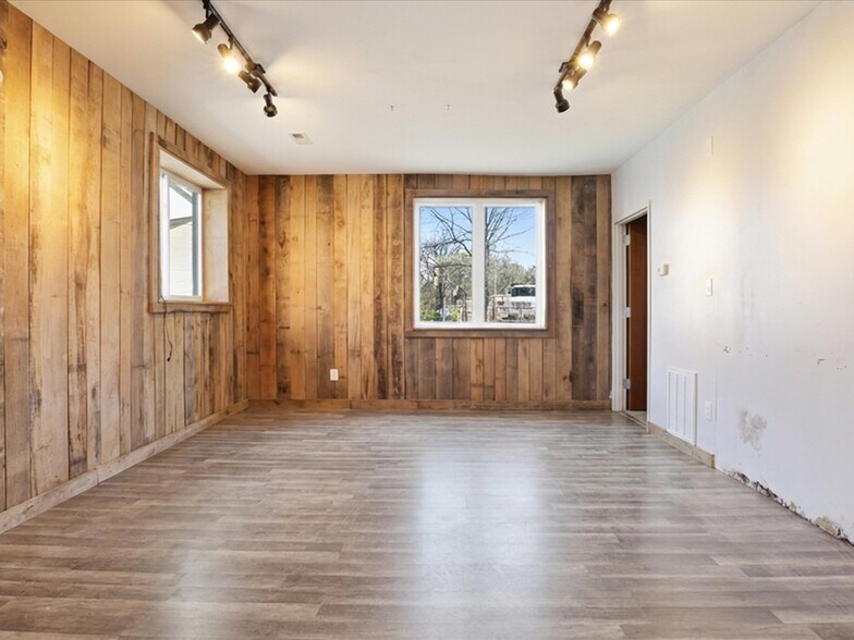 More Photos Of 151 E O St, Purcellville Office For Lease