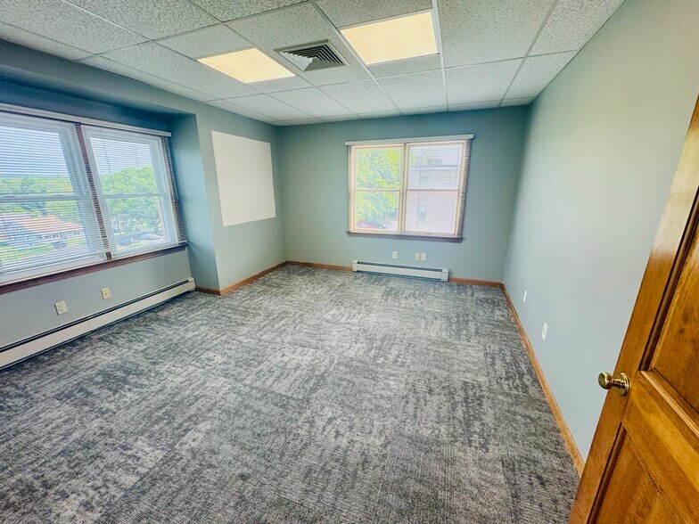 More Photos Of 985 Farmington Ave, Bristol Office For Lease