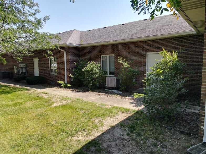 More Photos Of 1070 Windsor Rd, Terre Haute Office For Lease