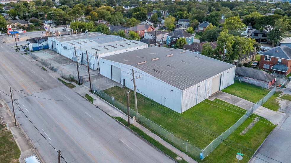 Primary Photo Of 1406-1420 Telephone Rd, Houston Showroom For Sale