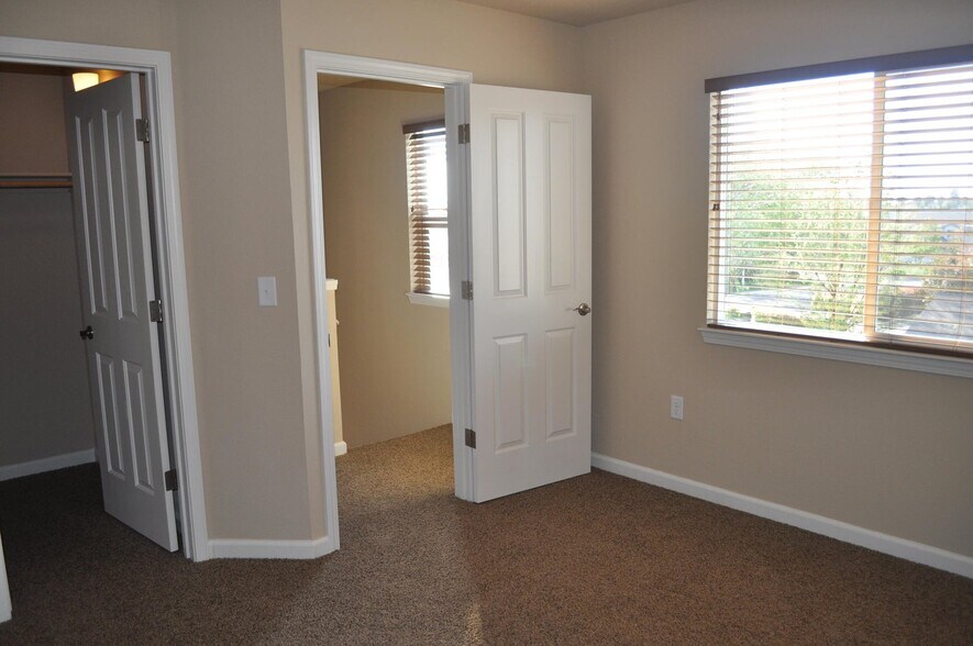 More Photos Of 1011 Burton Dr, Redding Apartments For Sale
