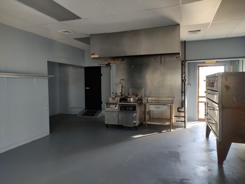 More Photos Of 2106 S Union Ave, Alliance Freestanding For Sale