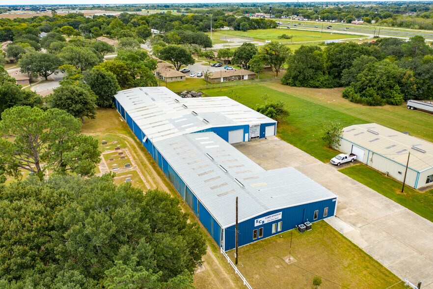 More Photos Of 601 S Meadow Ln, El Campo Warehouse For Lease