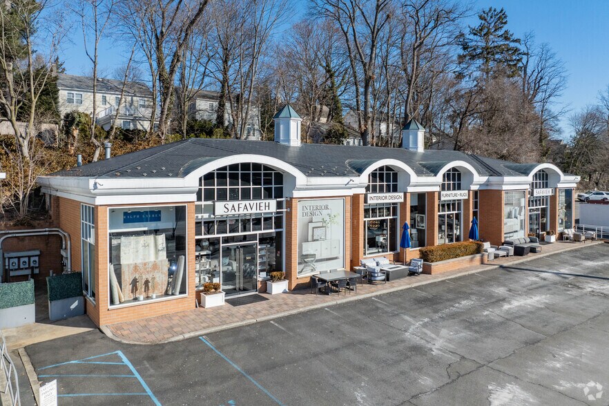 More Photos Of 1649 Northern Blvd, Manhasset Storefront For Lease