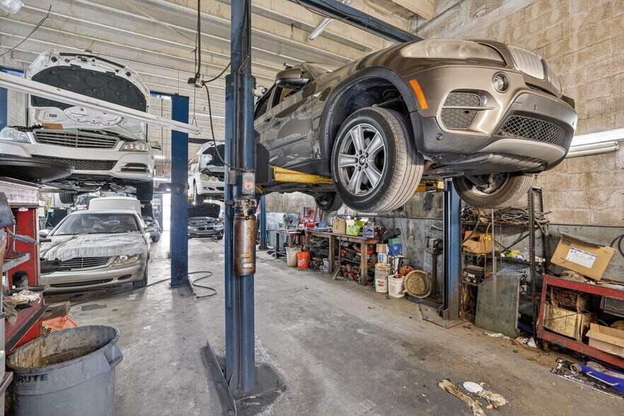 More Photos Of 3838 Shipping Ave, Miami Auto Repair For Sale