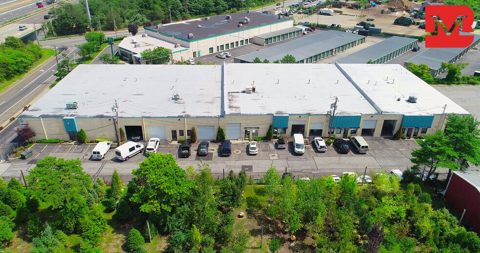 More Photos Of 160-184 Express Dr S, Brentwood Warehouse For Lease