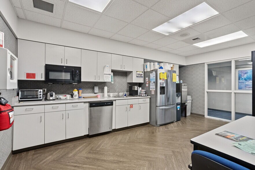 More Photos Of 127 Tanner Rd, Greenville Flex For Lease