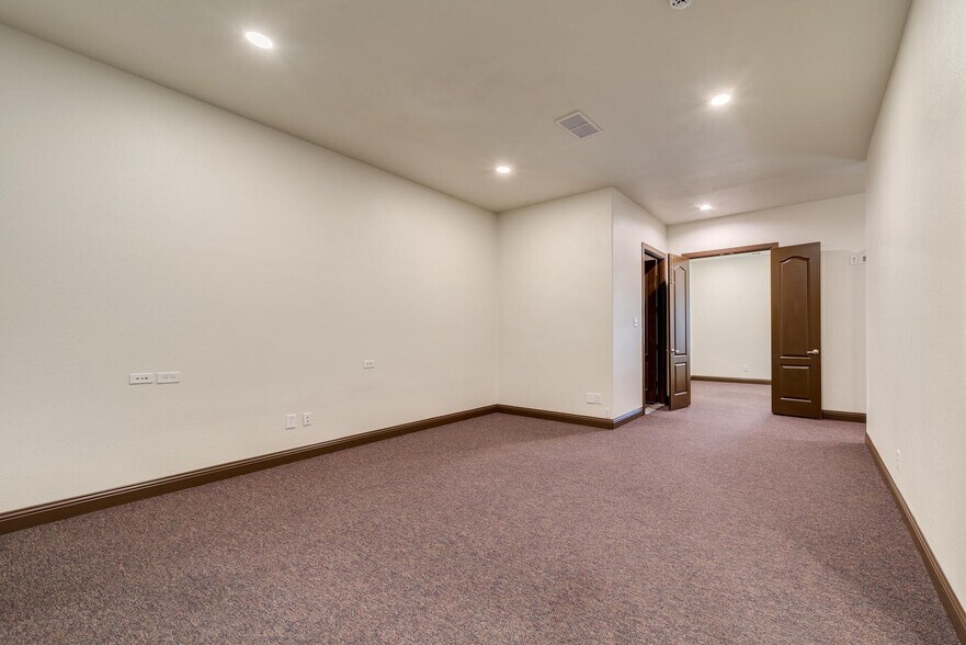 More Photos Of 5849 Park Vista Cir, Keller Showroom For Lease