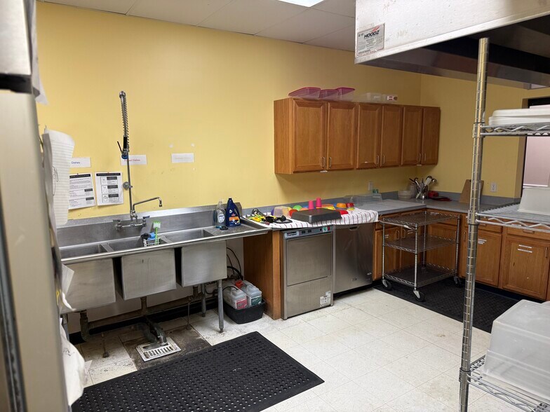 More Photos Of 5225 N 158th Ave, Omaha Daycare Center For Lease