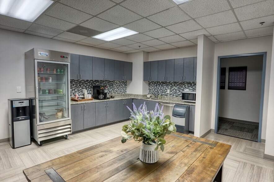 More Photos Of 9755 Dogwood Rd, Roswell Office For Lease