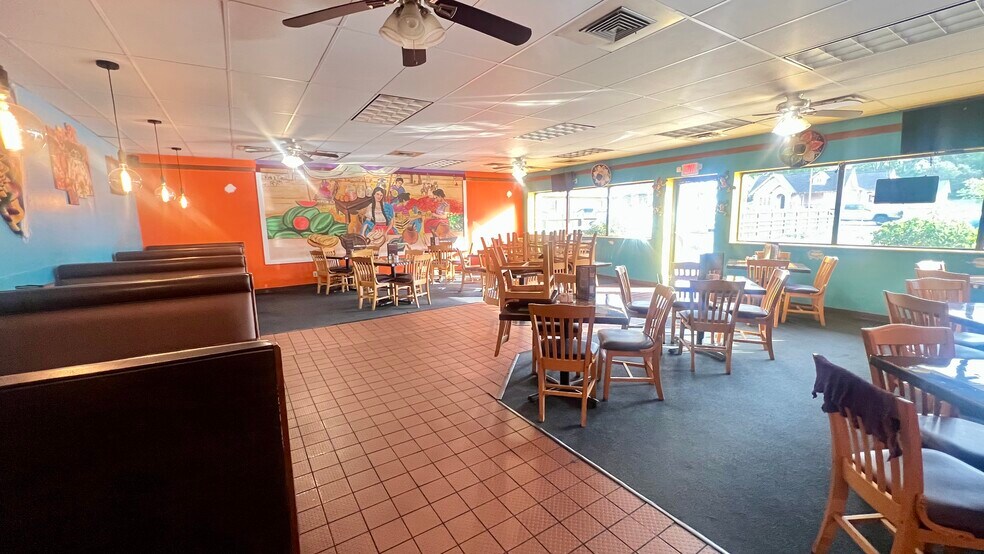 More Photos Of 403 N Jefferson St, La Grange Restaurant For Lease
