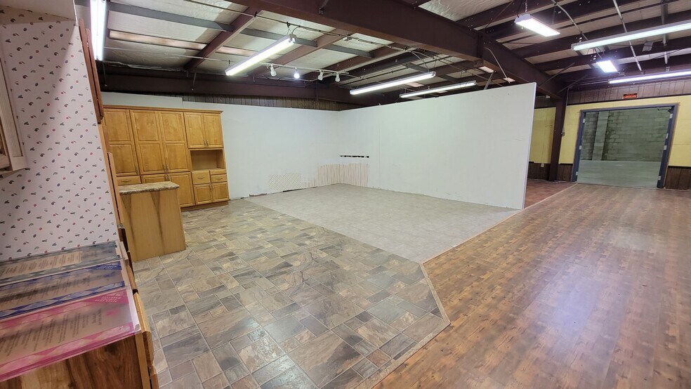 More Photos Of 1222 Western Ave, Chillicothe Flex For Sale
