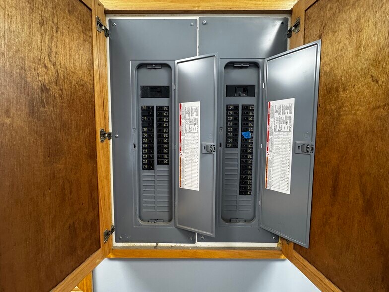 More Photos Of 5051 E University Ave, Pleasant Hill Freestanding For Sale