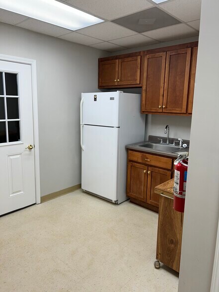 More Photos Of 651 W Broad St, Athens Office For Lease