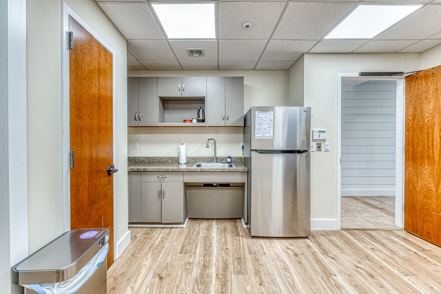 More Photos Of 126-130 N Main St, East Hampton Office For Lease