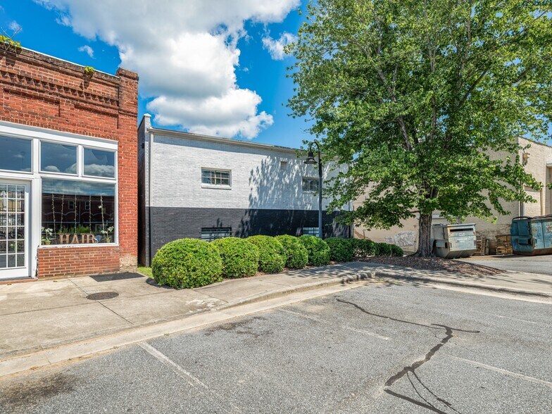 More Photos Of 105 W Henderson St, Marion General Retail For Sale