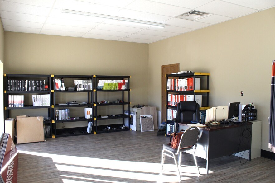 More Photos Of 802 Sanders Ave, Springdale General Retail For Lease