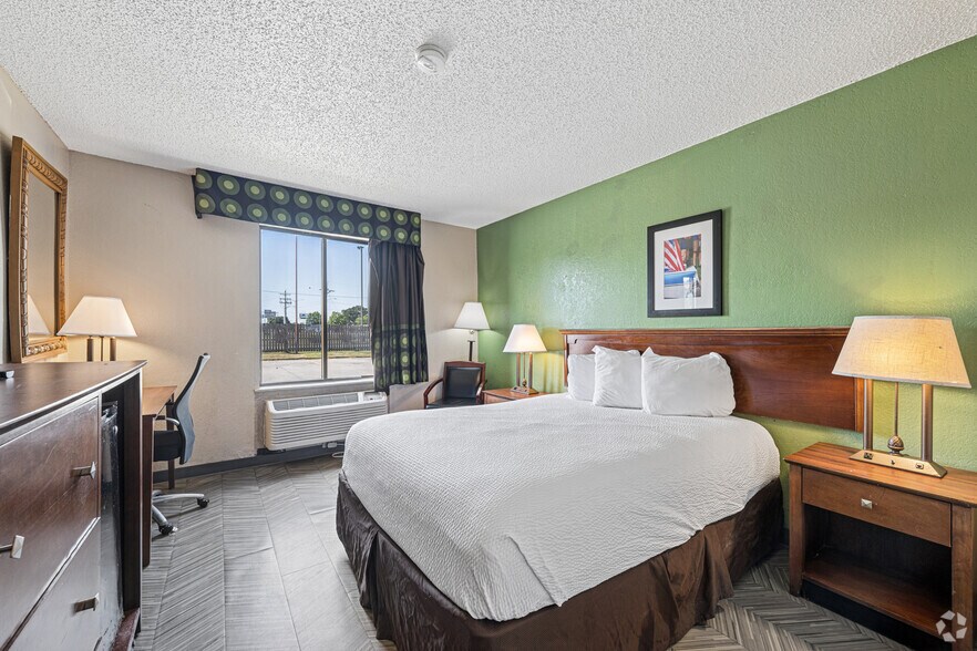 More Photos Of 2224 NE Evangeline Trwy, Lafayette Hotel For Sale