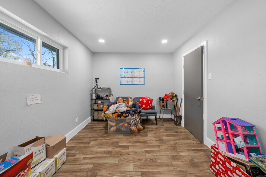 More Photos Of 29519 W Hawthorne Dr, Spring Flex For Sale