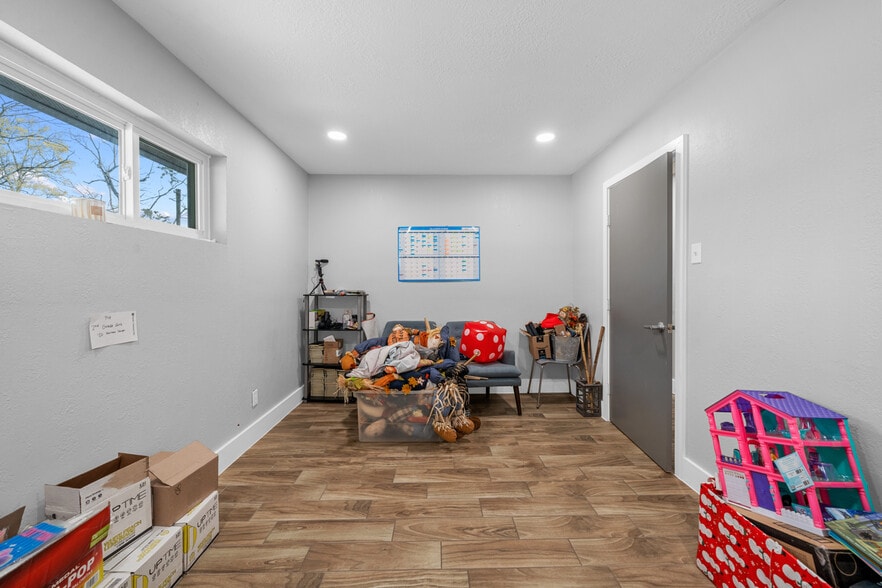 More Photos Of 29519 W Hawthorne Dr, Spring Flex For Sale