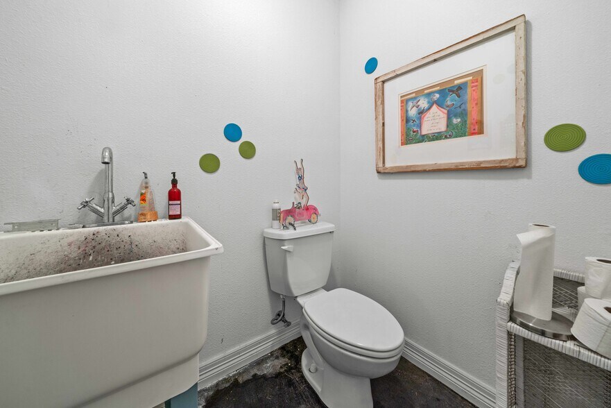 More Photos Of 209 S Main St, Lindale Loft Creative Space For Sale