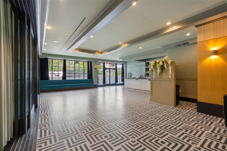 More Photos Of 24 Navy Pier Ct, Staten Island Restaurant For Lease