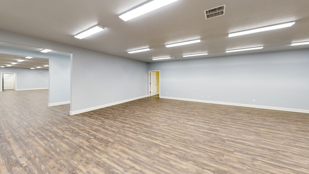 More Photos Of 105 SE 22nd St, Bentonville Office For Lease