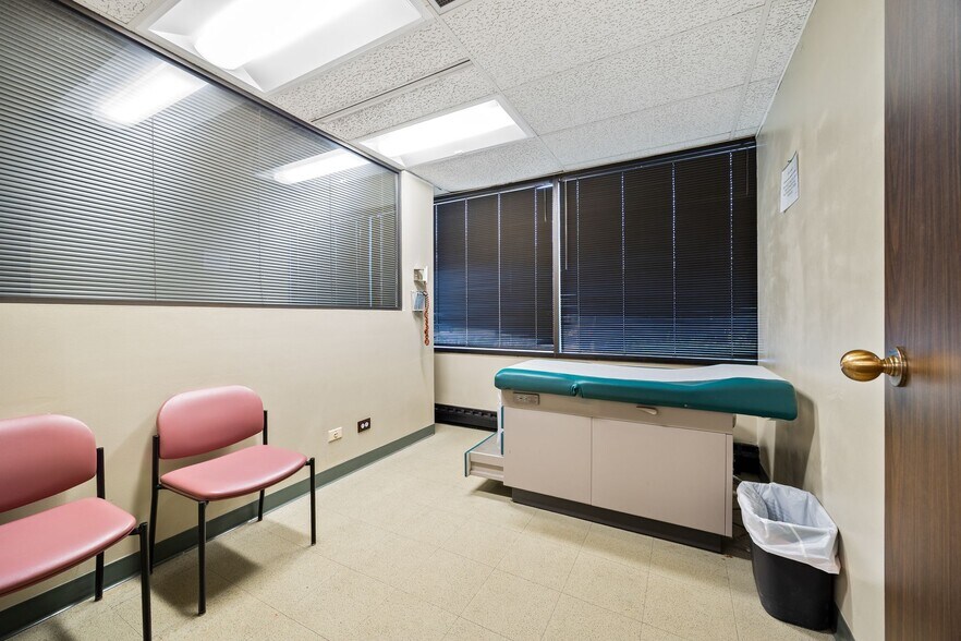 More Photos Of 7000 W 111th St, Worth Medical For Sale