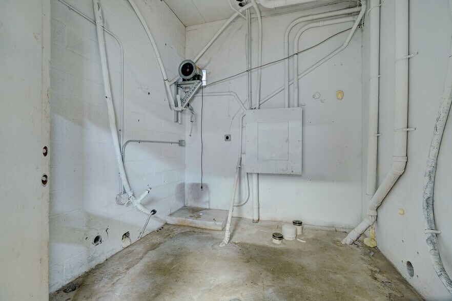 More Photos Of 36 NE 36th St, Oklahoma City Manufacturing For Lease