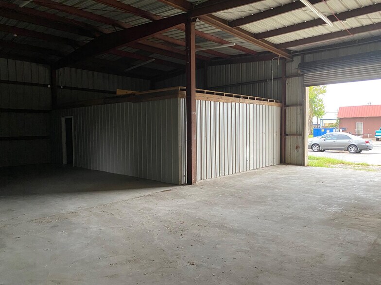 More Photos Of 1310 N ML King Jr Pky, Beaumont Light Manufacturing For Sale