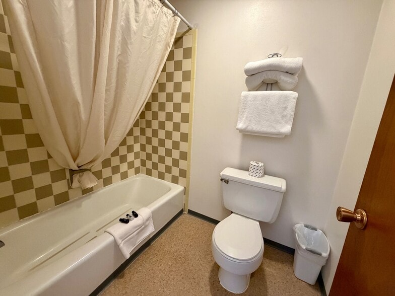 More Photos Of 210 N Main St, Deer Lodge Hotel For Sale